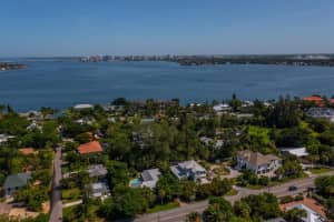 617 Siesta Dr, Sarasota, FL 34242, Sold 12/10/21