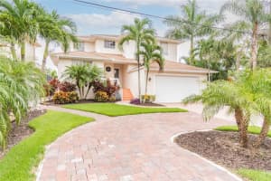 214 Island Cir, Siesta Key, FL 34242, Sold 01/14/22