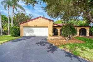 7236 Las Casas Dr, Sarasota, FL 34243, Sold 11/12/21