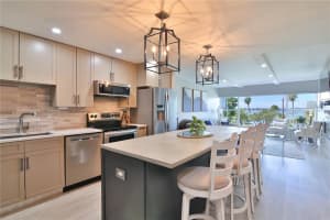555 S Gulfstream Ave, Sarasota, FL 34236, Sold 12/02/21