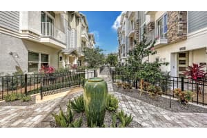 512 Laurel Pk Dr, Sarasota, FL 34236, Sold 03/11/22