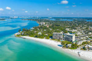 19 Whispering Sands Dr, Sarasota, FL 34242, Sold 01/18/22
