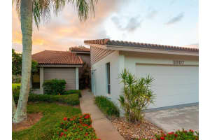 3807 Wilshire Cir W, Sarasota, FL 34238, Sold 01/20/22