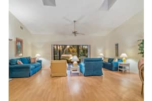 3807 Wilshire Cir W, Sarasota, FL 34238, Sold 01/20/22