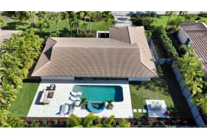 526 Bird Key Dr, Sarasota, FL 34236, Sold 01/07/22