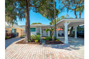 1333 Moonmist Dr, Siesta Key, FL 34242, Sold 05/16/22