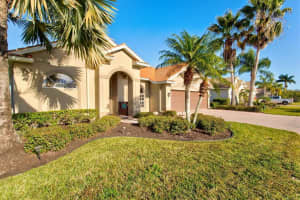 2942 Bravura Lake Dr, Sarasota, FL 34240, Sold 04/11/22