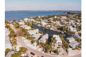 203 S Harbor Dr, Holmes Beach, FL 34217, Sold 05/12/22
