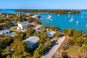 671 Cedar St, Longboat Key, FL 34228, Sold 03/31/22