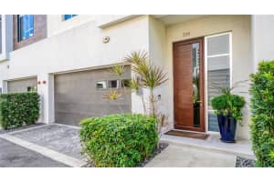 239 Cosmopolitan Ct, Sarasota, FL 34236, Sold 04/29/22