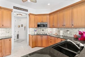 5118 Manorwood Dr, Sarasota, FL 34235, Sold 05/10/22