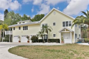 2447 57th St, Sarasota, FL 34243, Sold 04/27/22