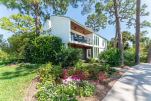 7507 Westmoreland Dr, Sarasota, FL 34243, Sold 05/17/22