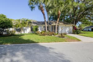 4258 Oakhurst Cir E, Sarasota, FL 34233, Sold 05/09/22