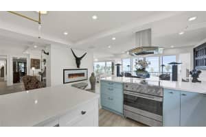 555 S Gulfstream Ave, Sarasota, FL 34236, Sold 06/15/22