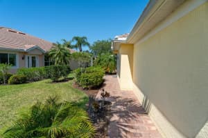 2050 Burgos Dr, Sarasota, FL 34238, Sold 05/31/22