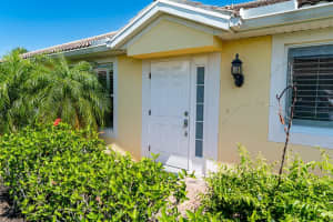2050 Burgos Dr, Sarasota, FL 34238, Sold 05/31/22