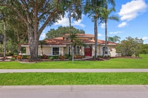 8869 Misty Creek Dr, Sarasota, FL 34241, Sold 06/17/22