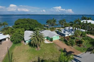 619 KEY ROYALE DR, HOLMES BEACH, FL 34217 Sold 08/01/22