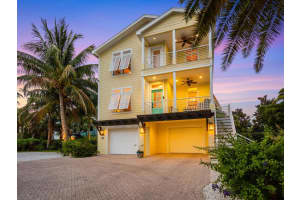 497 Island Cir, Siesta Key, FL 34242, Sold 07/08/22