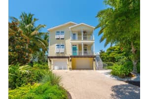 497 Island Cir, Siesta Key, FL 34242, Sold 07/08/22