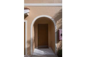 3693 Parkridge Cir, Sarasota, FL 34243, Sold 06/30/22