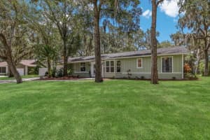8016 LAKE DR, PALMETTO, FL 34221 Sold 10/07/22