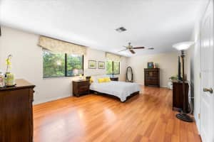 5827 Shady Brook Way, Sarasota, FL 34243, Sold 11/30/22