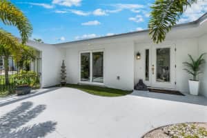 676 Key Royale Dr, Holmes Beach, FL 34217, Sold 11/16/22