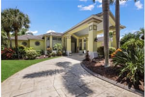 419 E MACEWEN DR, OSPREY, FL 34229 Sold 09/27/23