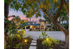 746 SIESTA DRIVE, SARASOTA, FL 34242 Sold 09/13/23