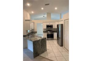 5809 Ravenwood Dr, Sarasota, FL 34243, Sold 04/13/23