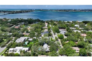 1722 NORTH DRIVE, SARASOTA, FL 34239 Sold 05/30/23