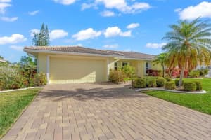 2431 CASS STREET, SARASOTA, FL 34231 Sold 09/15/23