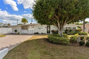 124 FIELD AVENUE, VENICE, FL 34285 - MLS#MFRA4587422