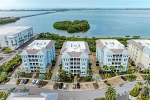 392 ARUBA CIRCLE, BRADENTON, FL 34209 Sold 04/11/24