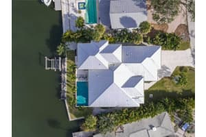 250 ISLAND CIRCLE, SARASOTA, FL 34242 Sold 03/18/24