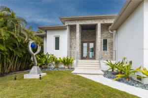 250 ISLAND CIRCLE, SARASOTA, FL 34242 Sold 03/18/24