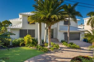 613 IVANHOE LANE, HOLMES BEACH, FL 34217 Sold 01/30/25