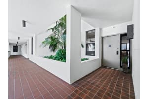 1930 HARBOURSIDE DRIVE, LONGBOAT KEY, FL 34228 Sold 08/22/24