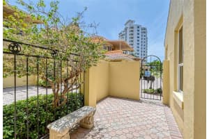523 PALM AVENUE, SARASOTA, FL 34236 Sold 02/13/25