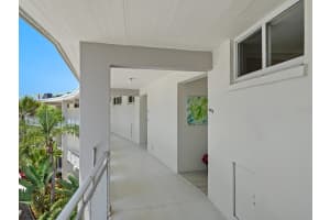 100 SANDS POINT ROAD, LONGBOAT KEY, FL 34228 Sold 05/19/25