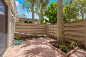 516 LAKESIDE DRIVE, BRADENTON, FL 34210 Sold 03/31/25