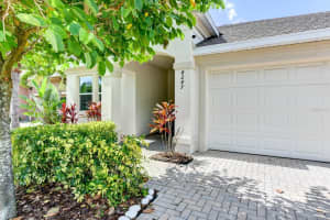 4247 ADELAAR DRIVE, SARASOTA, FL 34240 - MLS#MFRA4616116