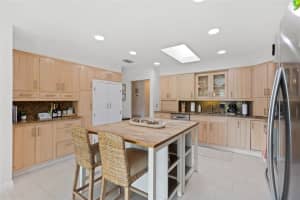 311 ISLAND CIRCLE, SARASOTA, FL 34242 Sold 09/24/24