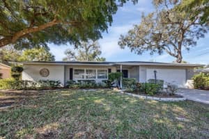 2104 HYDE PARK CIRCLE, SARASOTA, FL 34239 Sold 10/23/24