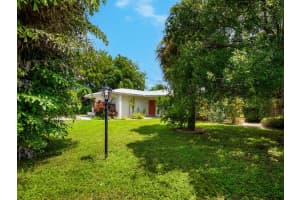 302 MENDEZ DRIVE, SARASOTA, FL 34243 Sold 08/28/25