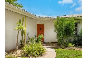 302 MENDEZ DRIVE, SARASOTA, FL 34243 Sold 08/28/25