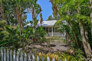 1663 4th St, SARASOTA
