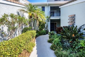 400 CARRIAGE HOUSE LANE, NOKOMIS, FL 34275 Sold 01/06/25